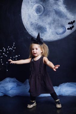 Güzel küçük kız Halloween cadı kostüm