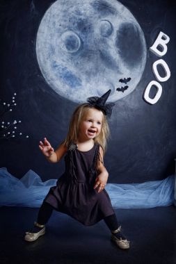 Güzel küçük kız Halloween cadı kostüm