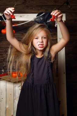 küçük kız giyinmiş gibi kabak ile Cadılar saldırdı