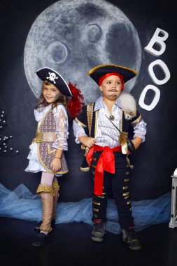 erkek ve kız korsan kostümleri. Cadılar Bayramı kavramı