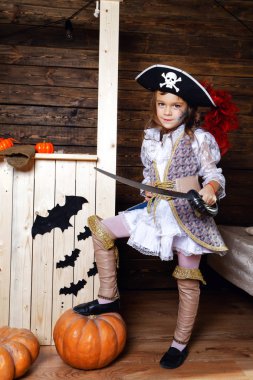 Cadılar Bayramı için sahne stüdyo korsan kılık kız