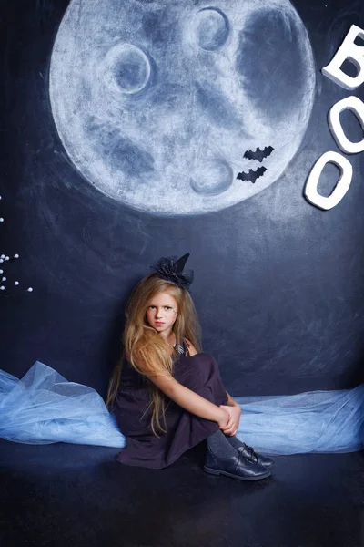 stüdyoda oturan küçük kötü cadı