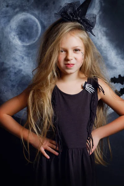 Hermosa niña en disfraz de bruja de Halloween — Foto de Stock