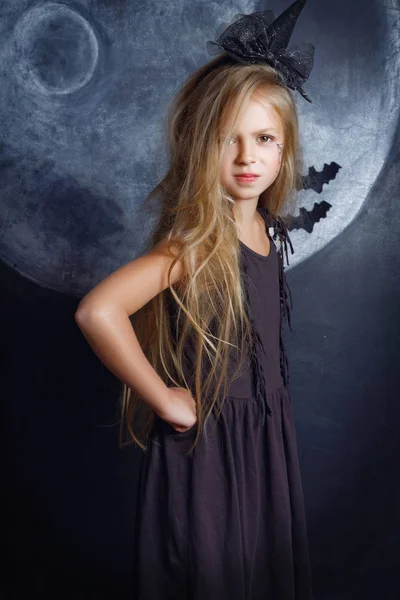 Hermosa niña en disfraz de bruja de Halloween — Foto de Stock