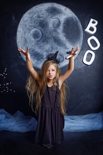 küçük kız bir cadı korkutuyor gibi giyinmiş