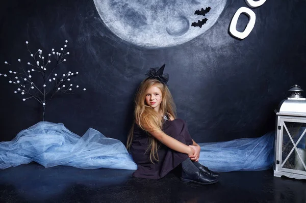 Pequeña bruja malvada sentada en el estudio — Foto de Stock