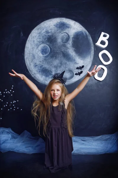 küçük kız bir cadı korkutuyor gibi giyinmiş