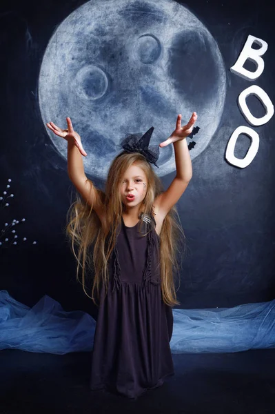 küçük kız bir cadı korkutuyor gibi giyinmiş