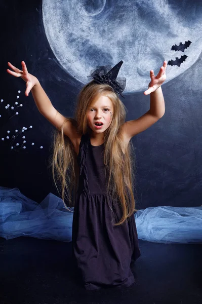 küçük kız bir cadı korkutuyor gibi giyinmiş