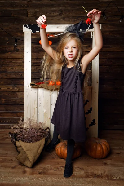 küçük kız giyinmiş gibi kabak ile Cadılar saldırdı