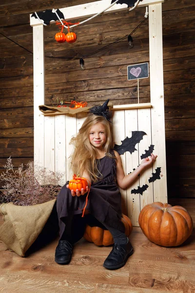 bir cadı bir kabak üzerinde oturur gibi küçük bir kız kılığında. Cadılar Bayramı kavramı