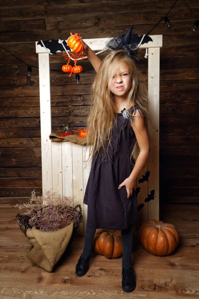 küçük kız giyinmiş gibi kabak ile Cadılar saldırdı