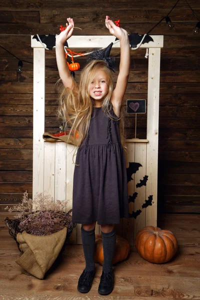 küçük kız giyinmiş gibi kabak ile Cadılar saldırdı