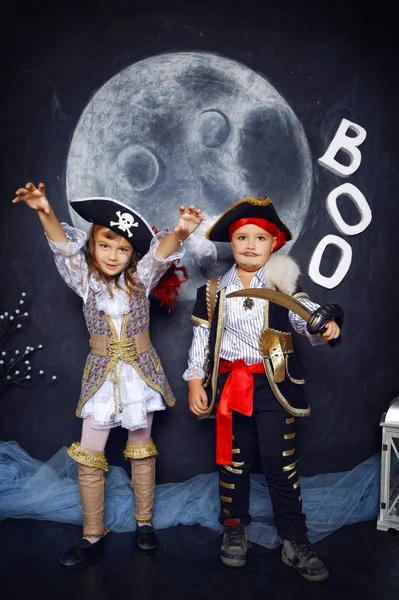 Chico y chica disfrazados de pirata. Concepto de Halloween — Foto de Stock