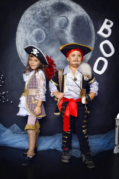 erkek ve kız korsan kostümleri. Cadılar Bayramı kavramı