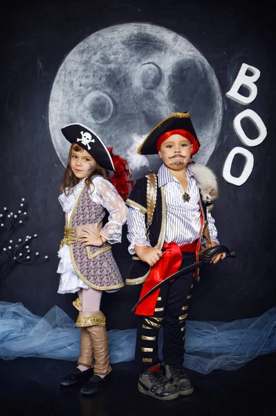 Chico y chica disfrazados de pirata. Concepto de Halloween — Foto de Stock