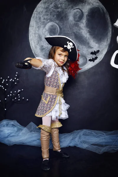Niña con traje de pirata. Concepto de Halloween — Foto de Stock