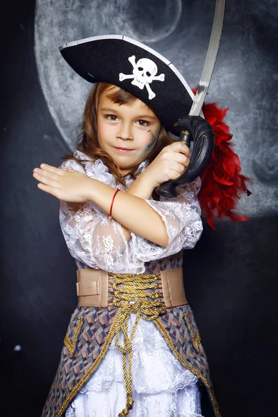 Niña con traje de pirata. Concepto de Halloween — Foto de Stock