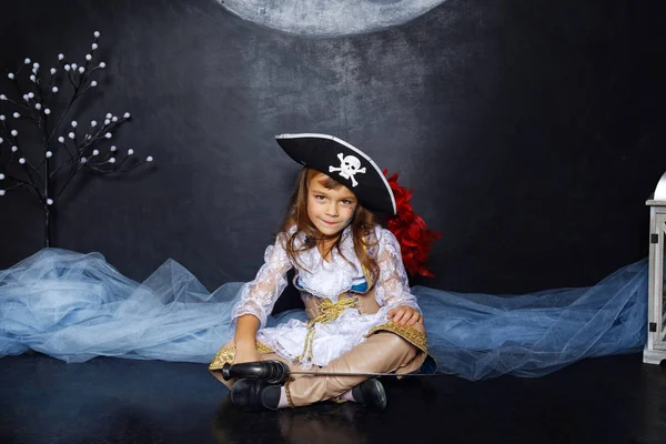 Korsan kostüm, küçük kız. Cadılar Bayramı kavramı