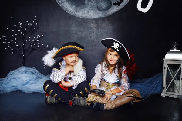 Chico y chica disfrazados de pirata. Concepto de Halloween — Foto de Stock