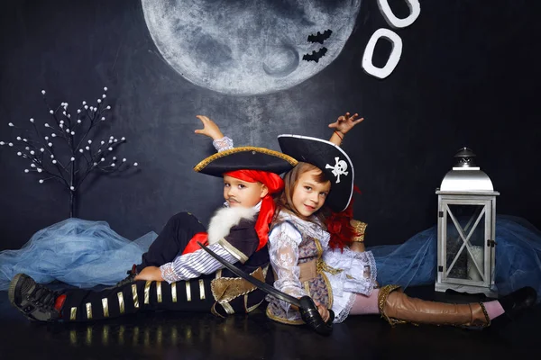 Chico y chica disfrazados de pirata. Concepto de Halloween — Foto de Stock