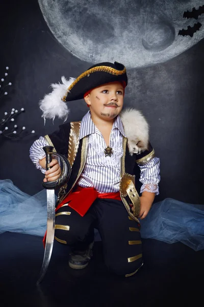 Niño pequeño disfrazado de pirata. Concepto de Halloween — Foto de Stock