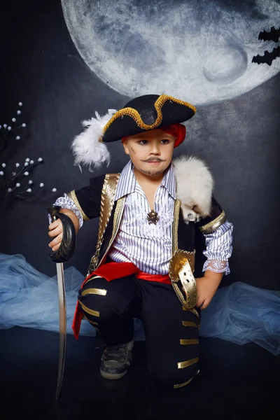 Korsan kostüm içindeki küçük çocuk. Cadılar Bayramı kavramı