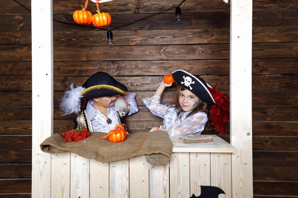 Komik çocuk ve kız korsan kostümleri Cadılar Bayramı için sahne stüdyo