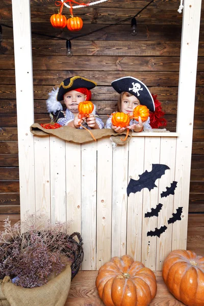 Komik çocuk ve kız korsan kostümleri Cadılar Bayramı için sahne stüdyo