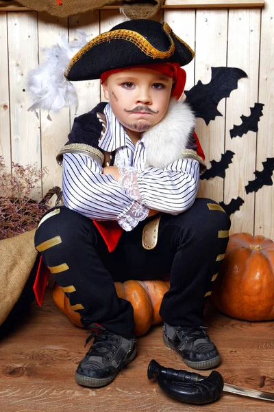 Korsan kılık Cadılar Bayramı için sahne stüdyo komik çocuk