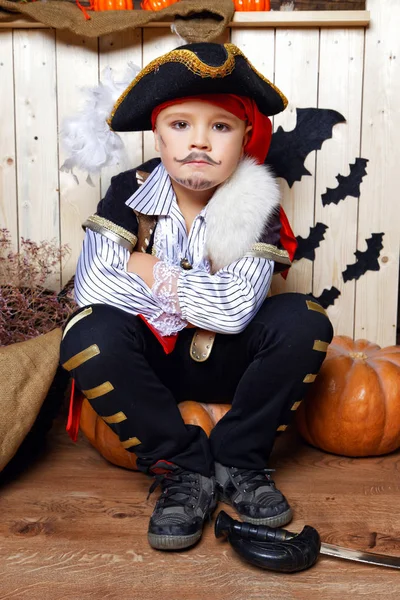 Korsan kılık Cadılar Bayramı için sahne stüdyo komik çocuk