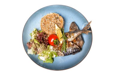 Beyaz arka plan üzerinde izole pirinç garnitür ile kızarmış balık