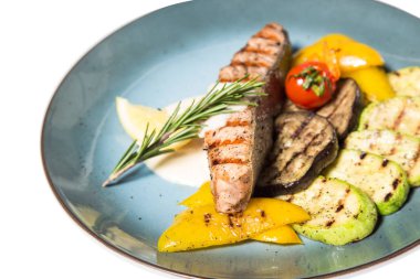 Beyaz arka plan üzerinde izole sebze garnitür ile kızarmış balık