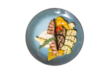 Beyaz arka plan üzerinde izole sebze garnitür ile kızarmış balık