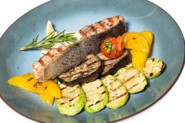 Beyaz arka plan üzerinde izole sebze garnitür ile kızarmış balık