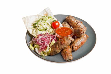 ızgara sosis garnitür sebze ve sos ile