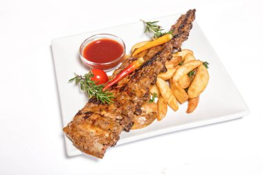 Beyaz arka plan üzerinde izole garnitür patates kızarmış balık