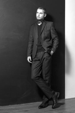 sui ciddi genç adam