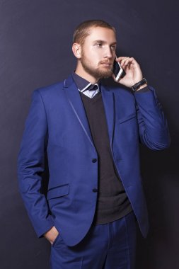 fon üzerinde bir takım ciddi genç adam konuşuyor