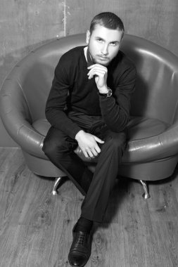 kanepede elbiseli ciddi genç adam