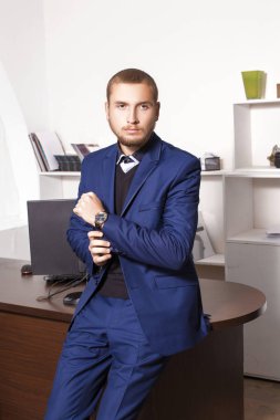 bir memur takım elbiseli ciddi genç adam