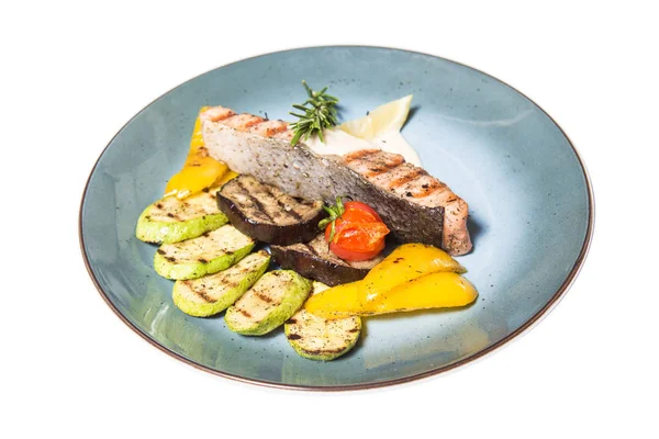 Peixe frito com guarnição de verduras isoladas em fundo branco — Fotografia de Stock