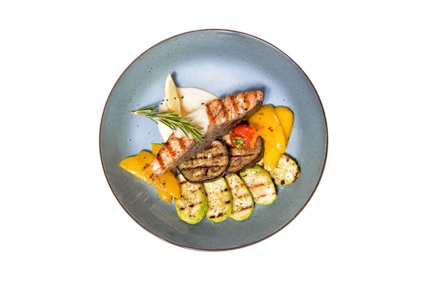 Peixe frito com guarnição de verduras isoladas em fundo branco — Fotografia de Stock