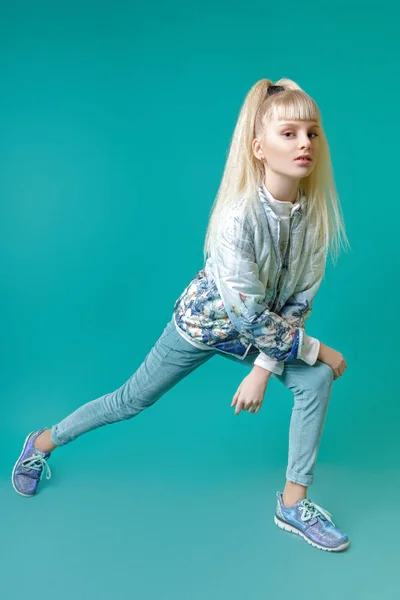 Adolescent fille posant dans studio sur bleu backgroun — Photo