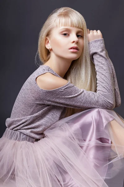 Adolescente chica posando en estudio en negro fondo — Foto de Stock