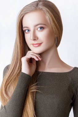 genç kız Studio beyaz arka plan üzerinde poz