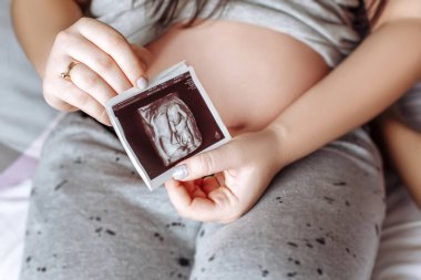 Mutlu genç hamile çift evde yatak odasında