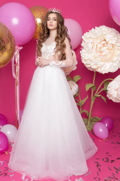 Μικρά εφηβική κοπέλα στο στούντιο σε ροζ φόντο. Σαν πριγκίπισσα — Φωτογραφία Αρχείου
