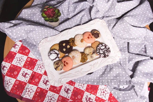 Vista superior de un plato con galletas en una mesa — Foto de Stock