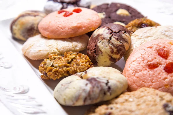 Diverse koekjes in een plaat op een witte achtergrond — Stockfoto